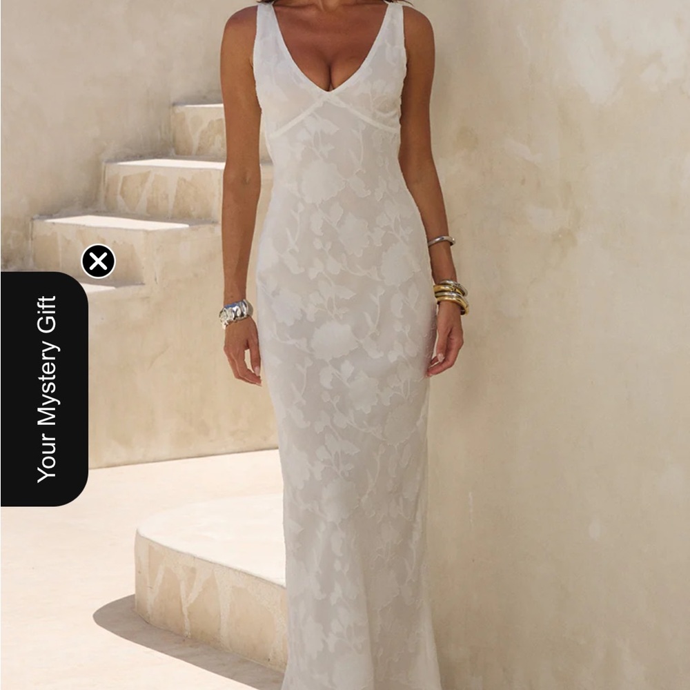 Elegant White Floral Lace Maxi Dress - V-Neck